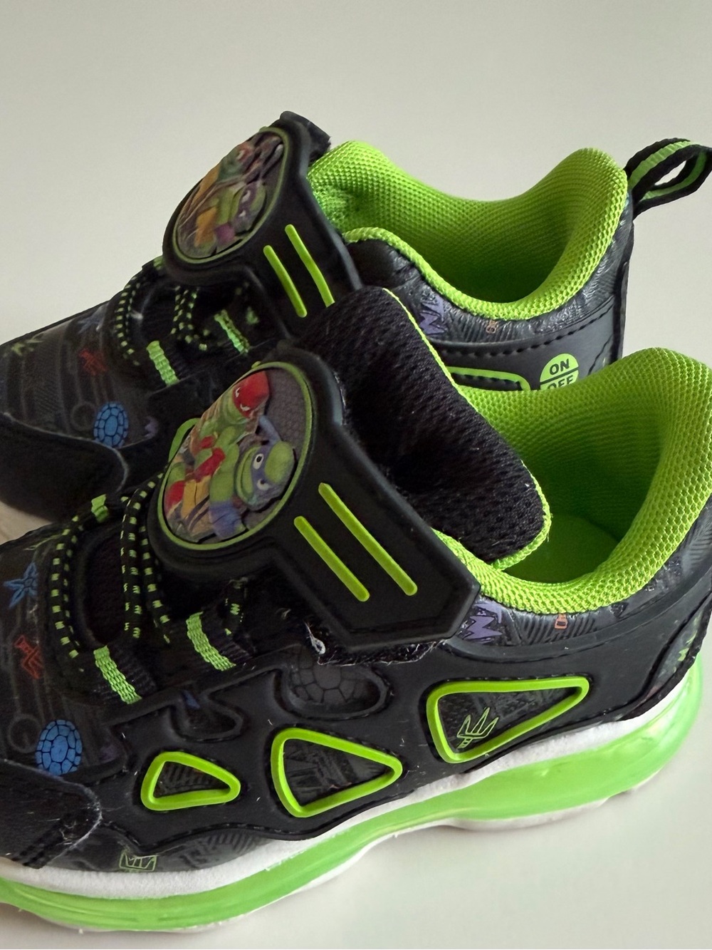 Kids Black & Neon Green Ninja Turtles Light-Up Sneakers Toddler 6 - Picture 6 of 9